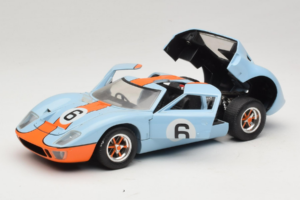 Ford GT40 Gulf #6 J. Ickx / J. Oliver 24 Hours of Le Mans 1969 Revell 1:18 48824 Metall — Bild 2 von 8