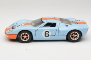 Ford GT40 Gulf #6 J. Ickx / J. Oliver 24 Hours of Le Mans 1969 Revell 1:18 48824 Metall — Bild 4 von 8