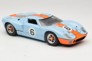 Ford GT40 Gulf #6 J. Ickx / J. Oliver 24 Hours of Le Mans 1969 Revell 1:18 48824 Metall — Bild 6 von 8