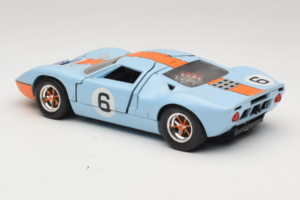 Ford GT40 Gulf #6 J. Ickx / J. Oliver 24 Hours of Le Mans 1969 Revell 1:18 48824 Metall — Bild 7 von 8