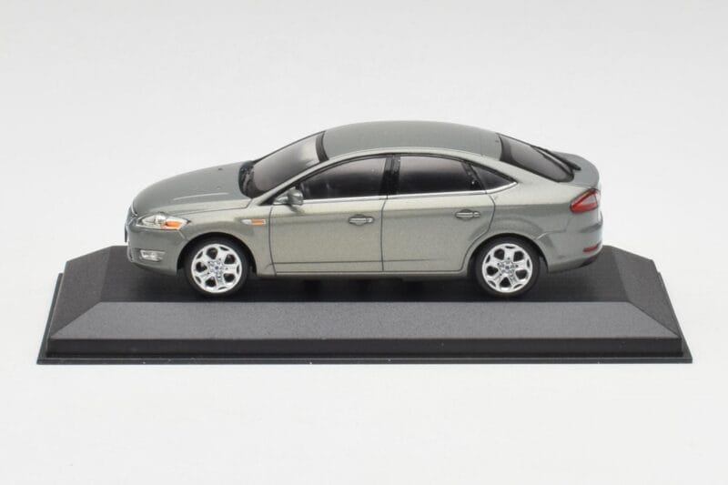 Ford Mondeo Mk3 Sedan Grau Metallic Minichamps 1:43 IND403086003 Metall