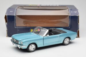 Ford Mustang Cabriolet Arcadian Blue Revell 1:18 8832-F1 Metall — Bild 8 von 8