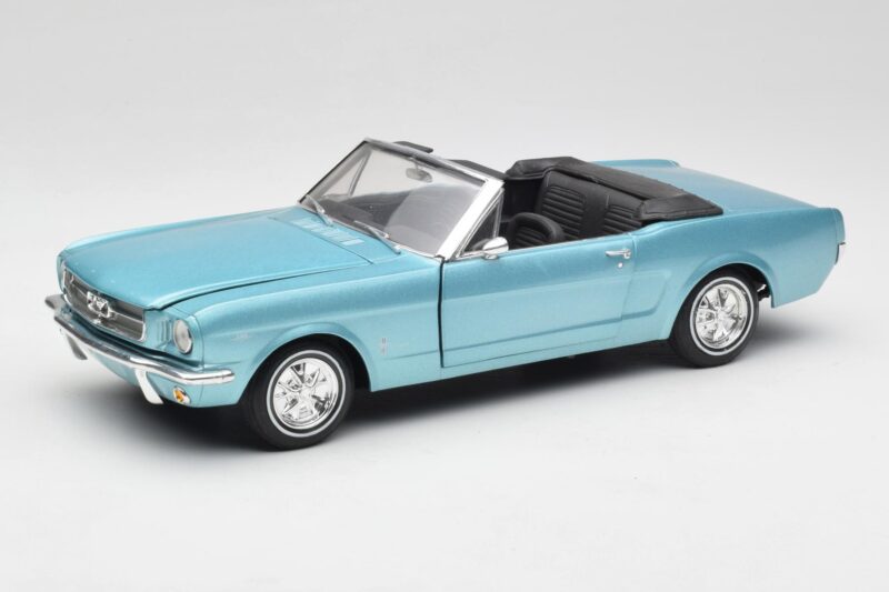 Ford Mustang Cabriolet Arcadian Blue Revell 1:18 8832-F1 Metall