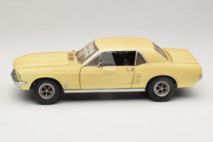 Ford Mustang Coupe Gelb The Walking Dead Greenlight 1:18 12958 Metall — Bild 4 von 8