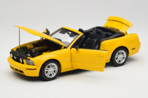 Ford Mustang GT S197 Cabriolet Screaming Yellow AUTOart 1:18 73062 Metall — Bild 2 von 8