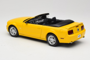 Ford Mustang GT S197 Cabriolet Screaming Yellow AUTOart 1:18 73062 Metall — Bild 7 von 8