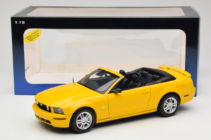 Ford Mustang GT S197 Cabriolet Screaming Yellow AUTOart 1:18 73062 Metall — Bild 8 von 8