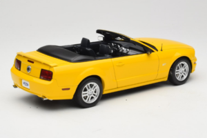 Ford Mustang GT S197 Cabriolet Screaming Yellow AUTOart 1:18 73062 Metall — Bild 3 von 8