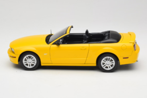 Ford Mustang GT S197 Cabriolet Screaming Yellow AUTOart 1:18 73062 Metall — Bild 4 von 8