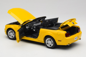 Ford Mustang GT S197 Cabriolet Screaming Yellow AUTOart 1:18 73062 Metall — Bild 5 von 8