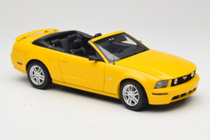 Ford Mustang GT S197 Cabriolet Screaming Yellow AUTOart 1:18 73062 Metall — Bild 6 von 8