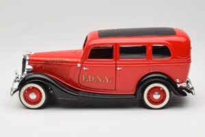 Ford Sedan Rot Solido 1:18 8066 Metall — Bild 4 von 8