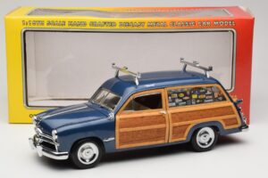 Ford Woody Station Wagon Bayview Blue Surf Shop Motor City 1:18 60002 Metall — Bild 8 von 8