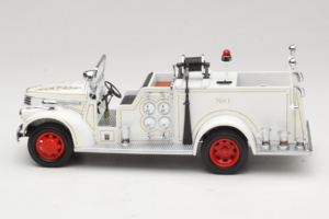 GMC Feuerwehrauto Weiß Road Signature 1:18 20068 Metall — Bild 4 von 9
