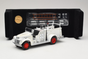 GMC Feuerwehrauto Weiß Road Signature 1:18 20068 Metall — Bild 8 von 9