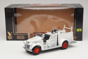 GMC Feuerwehrauto Weiß Road Signature 1:18 20068 Metall — Bild 9 von 9