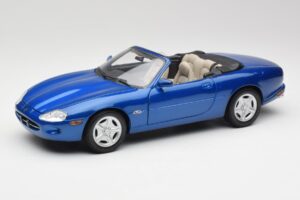 Jaguar XK8 X100 Cabriolet Azure Blau Maisto 1:18 50286 Metall