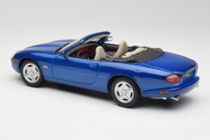 Jaguar XK8 X100 Cabriolet Azure Blau Maisto 1:18 50286 Metall — Bild 7 von 8