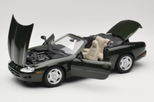 Jaguar XK8 Green Metallic Hellgrau Interieur Maisto 1:18 31836 Metall — Bild 2 von 8