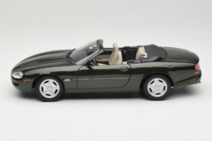 Jaguar XK8 Green Metallic Hellgrau Interieur Maisto 1:18 31836 Metall — Bild 4 von 8