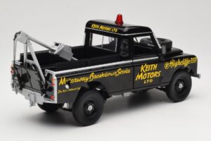 Land Rover Series III Bergungsfahrzeug Schwarz Universal Hobbies 1:18 4411 Metall — Bild 3 von 8