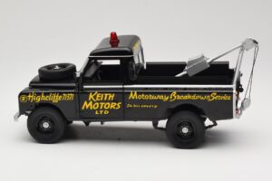 Land Rover Series III Bergungsfahrzeug Schwarz Universal Hobbies 1:18 4411 Metall — Bild 4 von 8