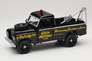 Land Rover Series III Bergungsfahrzeug Schwarz Universal Hobbies 1:18 4411 Metall