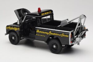 Land Rover Series III Bergungsfahrzeug Schwarz Universal Hobbies 1:18 4411 Metall — Bild 5 von 8