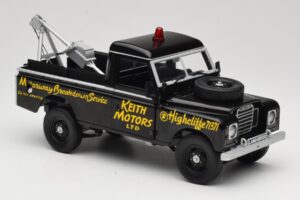 Land Rover Series III Bergungsfahrzeug Schwarz Universal Hobbies 1:18 4411 Metall — Bild 6 von 8