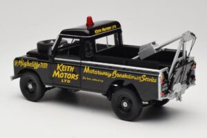 Land Rover Series III Bergungsfahrzeug Schwarz Universal Hobbies 1:18 4411 Metall — Bild 7 von 8
