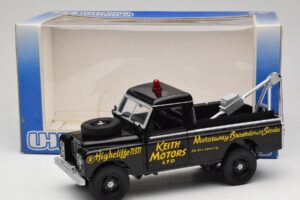 Land Rover Series III Bergungsfahrzeug Schwarz Universal Hobbies 1:18 4411 Metall — Bild 8 von 8