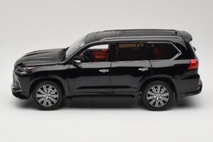 Lexus LX570 J200 Schwarz LCD 1:18 LCD18010-BL Metall — Bild 4 von 8