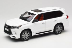 Lexus LX570 J200 Weiß LCD 1:18 LCD18010-WH Metall