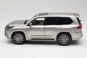 Lexus LX570 Sonic Titanium Kyosho 1:18 08955T Metall — Bild 4 von 8
