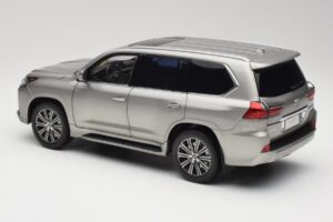 Lexus LX570 Sonic Titanium Kyosho 1:18 08955T Metall — Bild 7 von 8