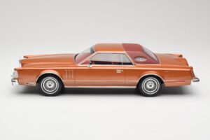 Lincoln Continental Mark V Crystal Apricot Metallic MCG 1:18 MCG18370 Metall — Bild 3 von 6