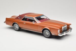 Lincoln Continental Mark V Crystal Apricot Metallic MCG 1:18 MCG18370 Metall — Bild 4 von 6