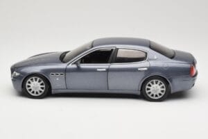 Maserati Quattroporte Blue Metallic Hot Wheels 1:18 B7003 Metall — Bild 4 von 8