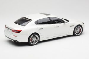 Maserati Quattroporte VI GTS Alpine Weiß AUTOart 1:18 75808 Metall — Bild 3 von 8