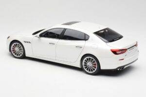 Maserati Quattroporte VI GTS Alpine Weiß AUTOart 1:18 75808 Metall — Bild 7 von 8