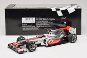 McLaren MP4-25 Mercedes #1 J. Button Vodafone McLaren Showcar F1 2010 Minichamps 1:18 530101801 Metall — Bild 6 von 7