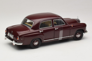 Mercedes 180 Ponton Dunkelrot Revell 1:18 08876 Metall — Bild 2 von 6