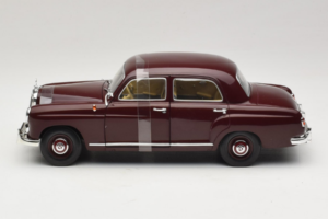 Mercedes 180 Ponton Dunkelrot Revell 1:18 08876 Metall — Bild 3 von 6