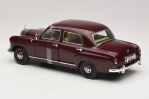 Mercedes 180 Ponton Dunkelrot Revell 1:18 08876 Metall — Bild 5 von 6