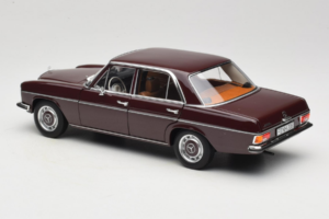 Mercedes 200 W115 Dunkel Rotbraun Norev 1:18 183778 Metall — Bild 7 von 8