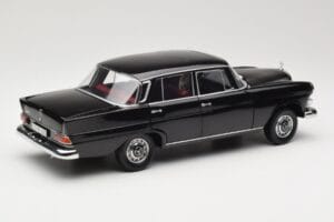 Mercedes 200 W110 Schwarz Norev 1:18 183574 Metall — Bild 3 von 8