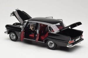 Mercedes 200 W110 Schwarz Norev 1:18 183574 Metall — Bild 5 von 8