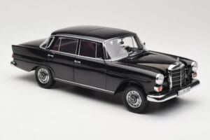 Mercedes 200 W110 Schwarz Norev 1:18 183574 Metall — Bild 6 von 8