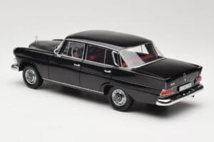 Mercedes 200 W110 Schwarz Norev 1:18 183574 Metall — Bild 7 von 8