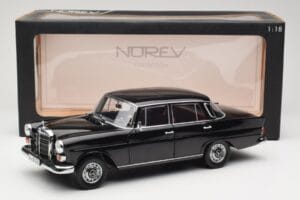 Mercedes 200 W110 Schwarz Norev 1:18 183574 Metall — Bild 8 von 8